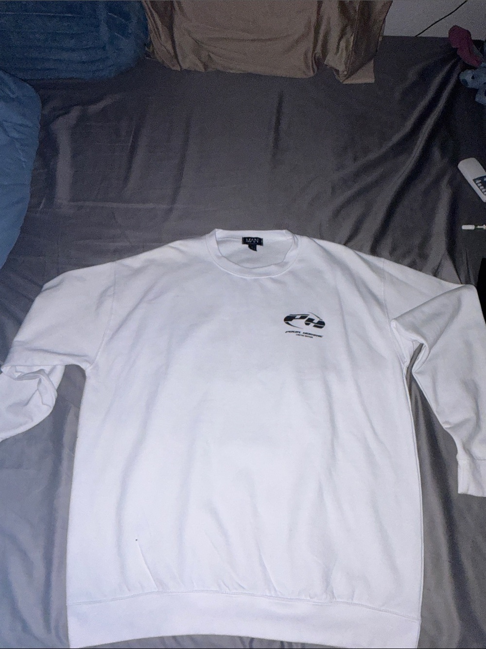 White Crewneck Sweatshirt with Subtle Chest Logo - Unknown Brand